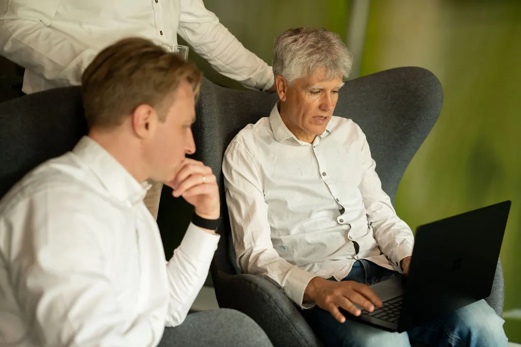 ITsmart-collega's in geconcentreerd overleg met laptop