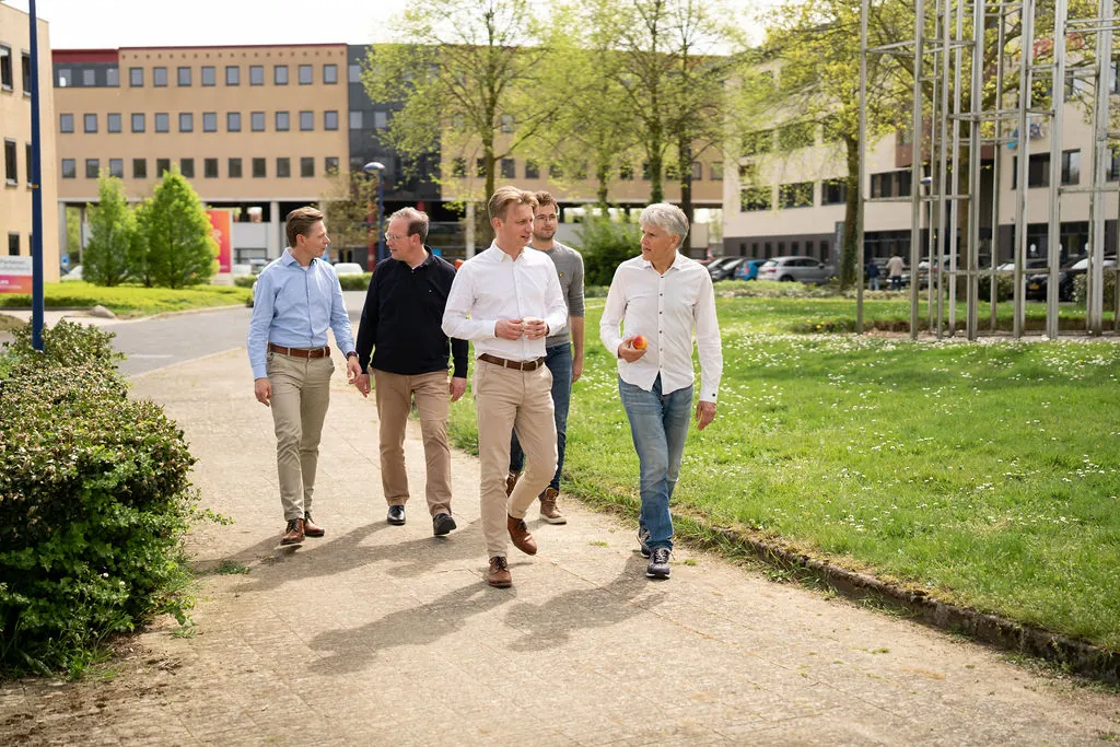 Het ITsmart-team wandelt buiten bij het kantoor