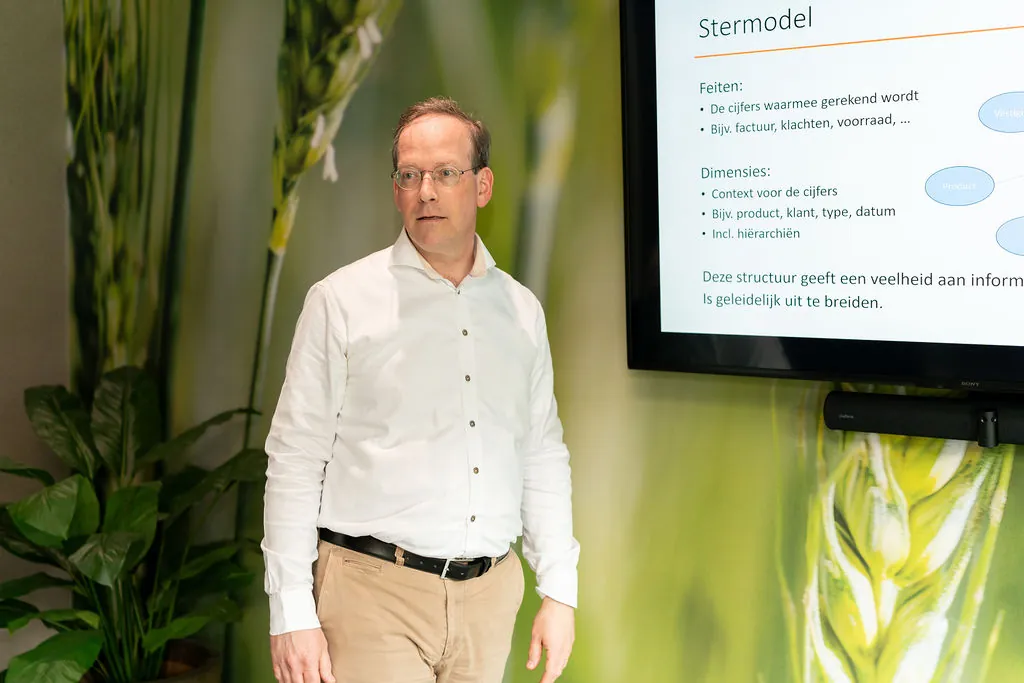 Presentator bij een architectuurdia van het Smart Data Platform